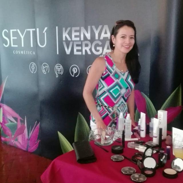 Linea de maquillaje SEYTU Kenya Vergara